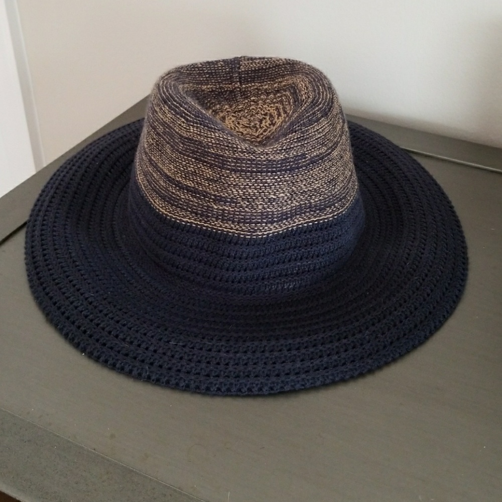 BCBG Hat - Picture 5 of 6